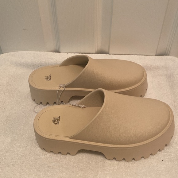 NWOT Wild Fable Tan Slip On Shoes…size 10 - Picture 3 of 6